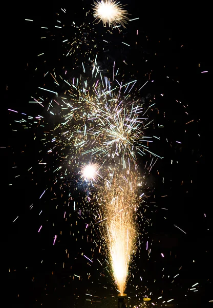 Fuegos artificiales en la noche de verano — Foto de Stock