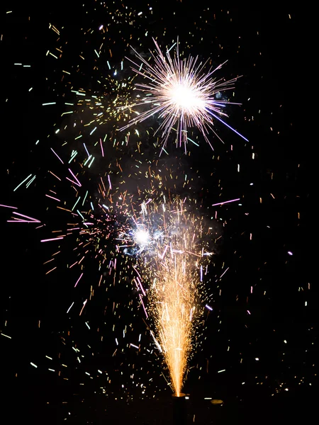 Fuegos artificiales en verano naight — Foto de Stock