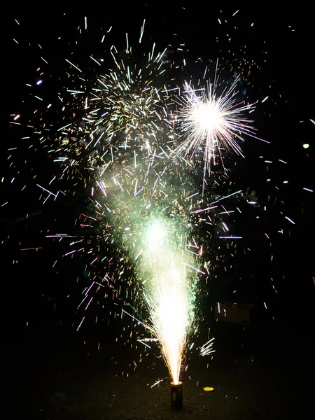 Fuegos artificiales en verano naight — Foto de Stock