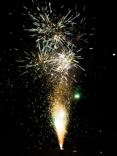 Fuegos artificiales en la noche de verano — Foto de Stock