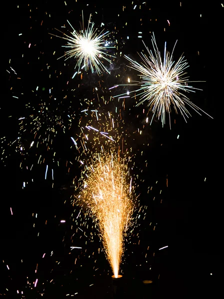 Fuegos artificiales en la noche de verano — Foto de Stock