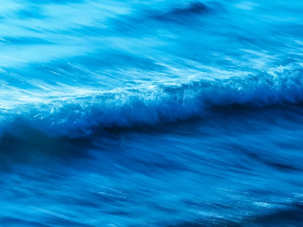 바다에 떠 있는 푸른 파도 — 스톡 사진