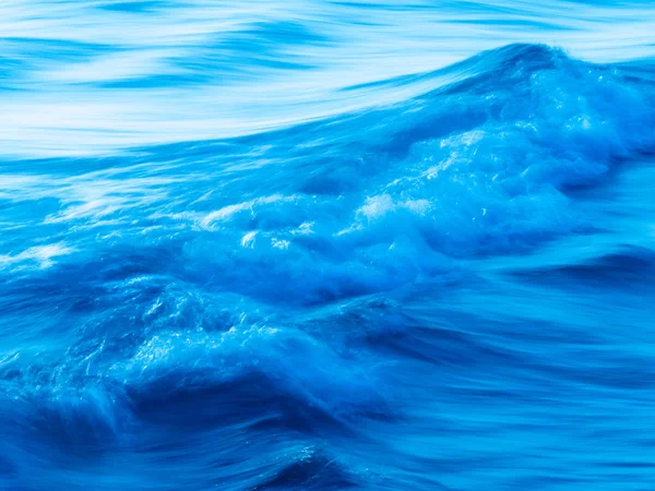 海洋中的蓝色波浪 — 图库照片