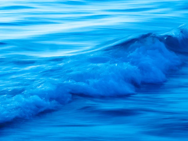 海洋中的蓝色波浪 — 图库照片