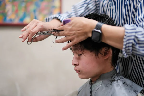 Man Cutting Hair Japan — Stock Photo, Image