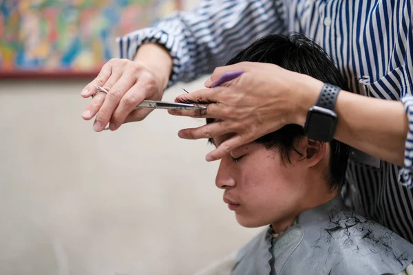 Man Cutting Hair Japan — Stock Photo, Image