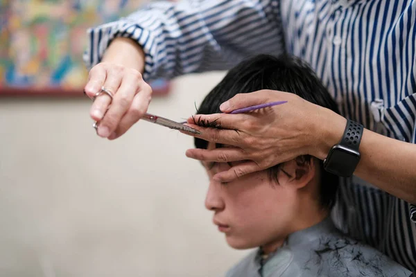 Man Cutting Hair Japan — Stock Photo, Image