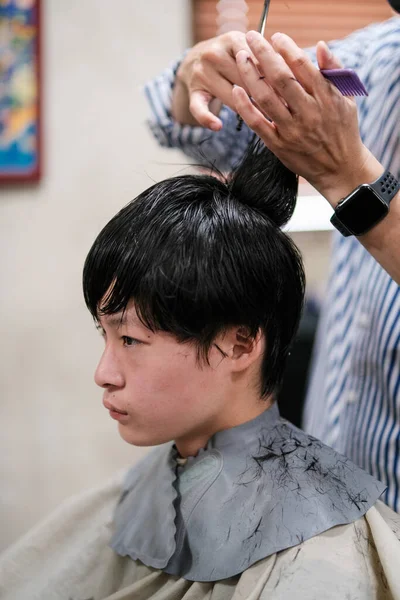 Man Cutting Hair Japan — Stock Photo, Image