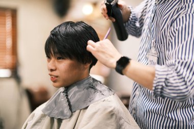 Japonya 'da saç kesen adam.