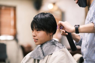 Japonya 'da saç kesen adam.