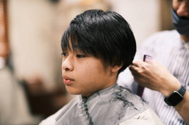 Japonya 'da saç kesen adam.