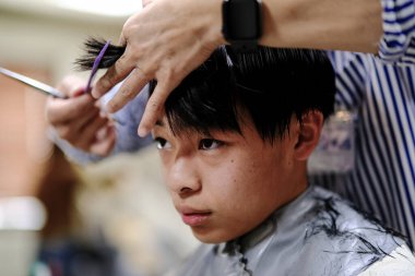 Japonya 'da saç kesen adam.