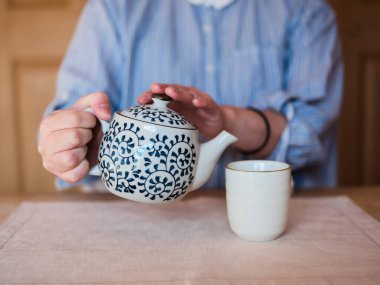 Japonya 'da çaydanlık ve çay fincanı
