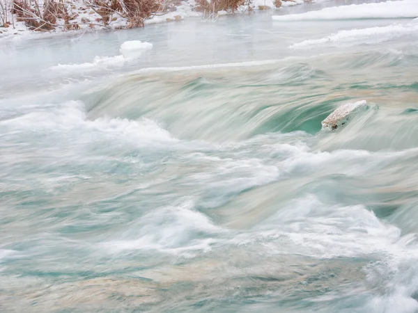 겨울에는 홋카이도 강물이 흐른다 — 스톡 사진