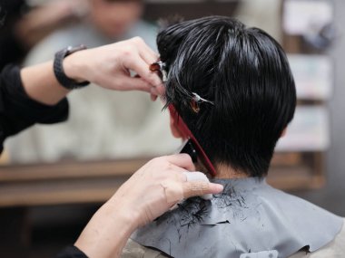 Japonya 'da saç kesen adam.