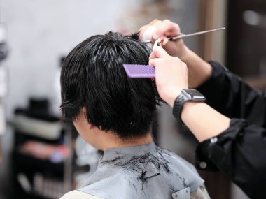 Japonya 'da saç kesen adam.