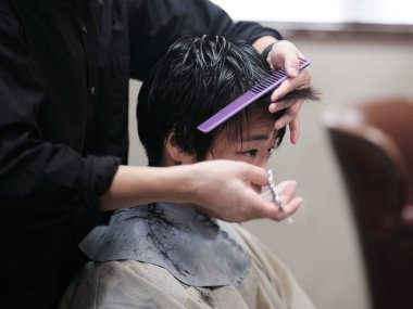 Japonya 'da saç kesen adam.