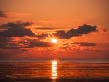 Güneş ve deniz sabahın erken saatlerinde