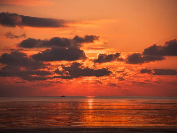 早朝の太陽と海 — ストック写真