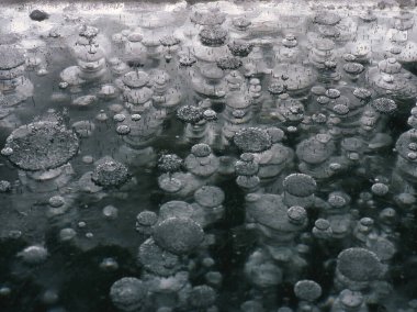 Siyah arkaplanda buz kabarcığı