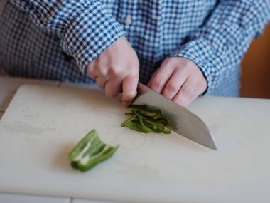 Gemide yeşil biber kesiyorum.