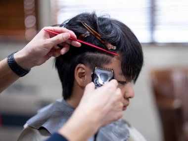 Japonya 'da saç kesen adam.