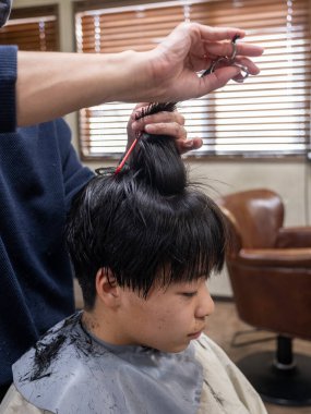 Japonya 'da saç kesen adam.