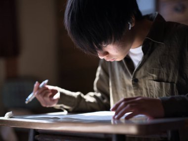 Japonya 'da tek başına okuyan bir çocuk.