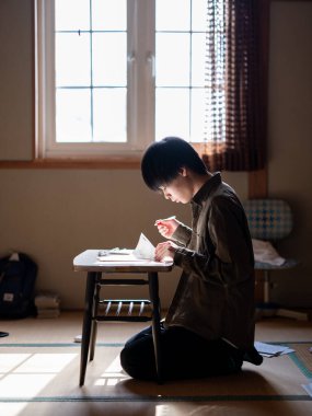 Japonya 'da tek başına okuyan bir çocuk.