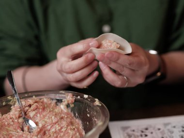 Hamur köftesi yapmak için eller