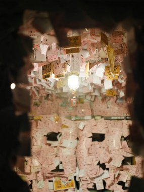 Duvarında bir sürü bilet olan bir istasyon.