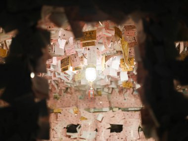 Duvarında bir sürü bilet olan bir istasyon.