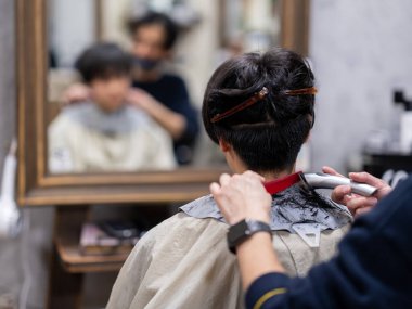 Japonya 'da saç kesen adam.