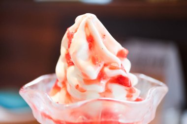 Lokantada çilekli dondurma.