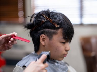 Japonya 'da saç kesen adam.