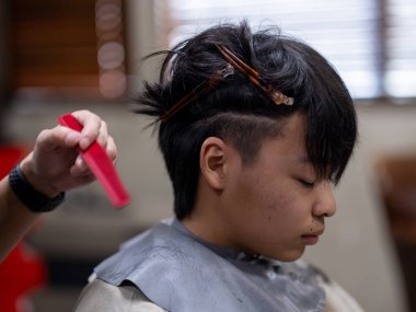 Japonya 'da saç kesen adam.