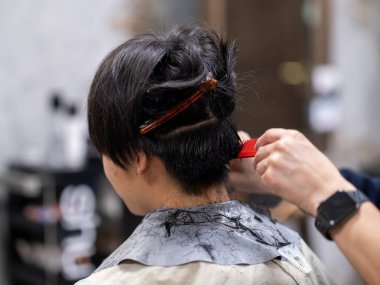 Japonya 'da saç kesen adam.