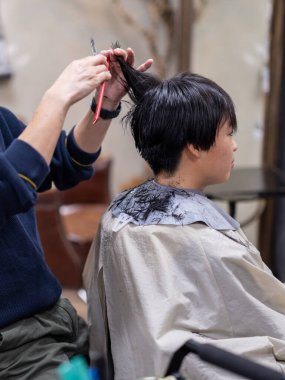 Japonya 'da saç kesen adam.