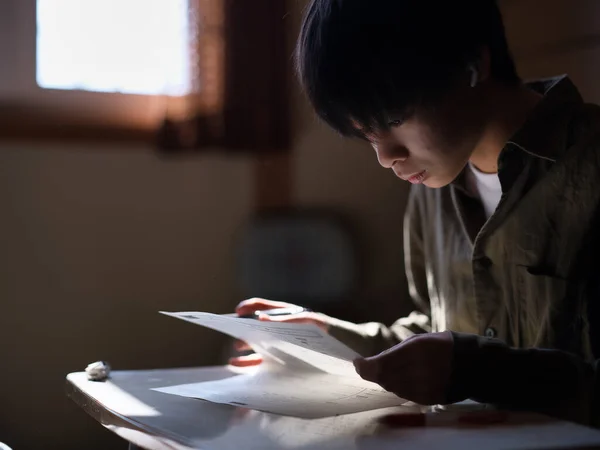 Niño Estudiando Solo Japón —  Fotos de Stock