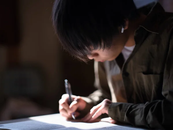 Παιδί Που Σπουδάζει Μόνο Του Στην Ιαπωνία — Φωτογραφία Αρχείου