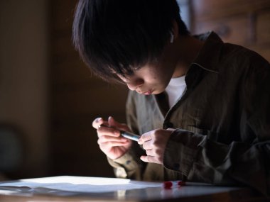 Japonya 'da tek başına okuyan bir çocuk.