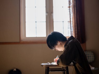 Japonya 'da tek başına okuyan bir çocuk.