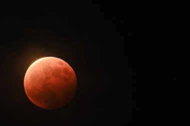 Gece toplam ay tutulması