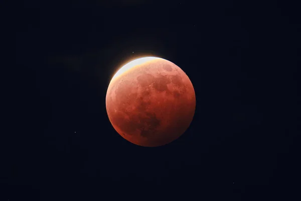 Полное Лунное Затмение Ночью — стоковое фото