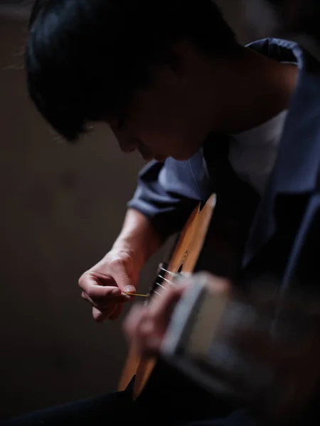 Die Person Die Gitarre Spielt — Stockfoto
