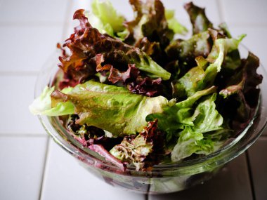 Kasede taze, güneşli marul.