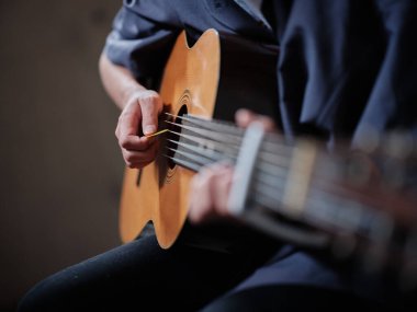 Gitar çalan kişi.