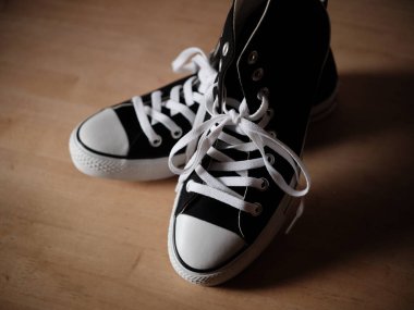 Siyah beyaz spor ayakkabıların fotoğrafı.