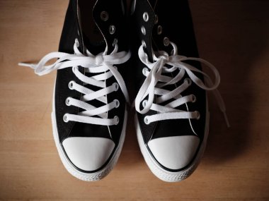 Siyah beyaz spor ayakkabıların fotoğrafı.