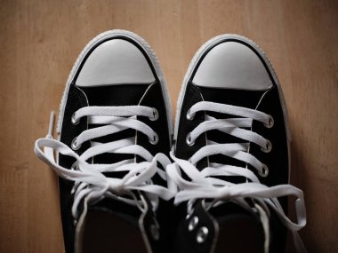 Siyah beyaz spor ayakkabıların fotoğrafı.